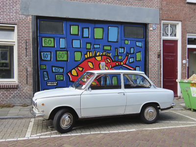 901850 Afbeelding van een schildering op de toegangspoort van de panden Lauwerecht 60-62b te Utrecht, met op de ...